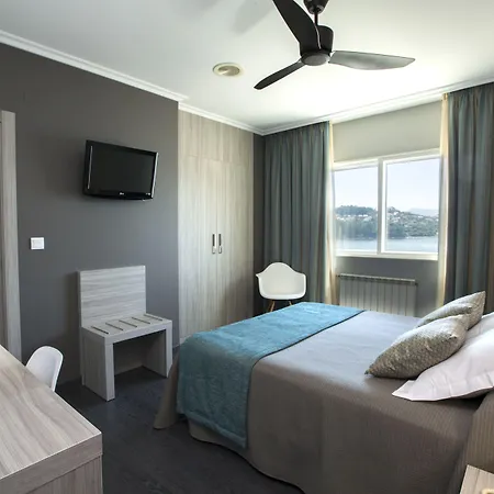 Hotel Combarro فندق